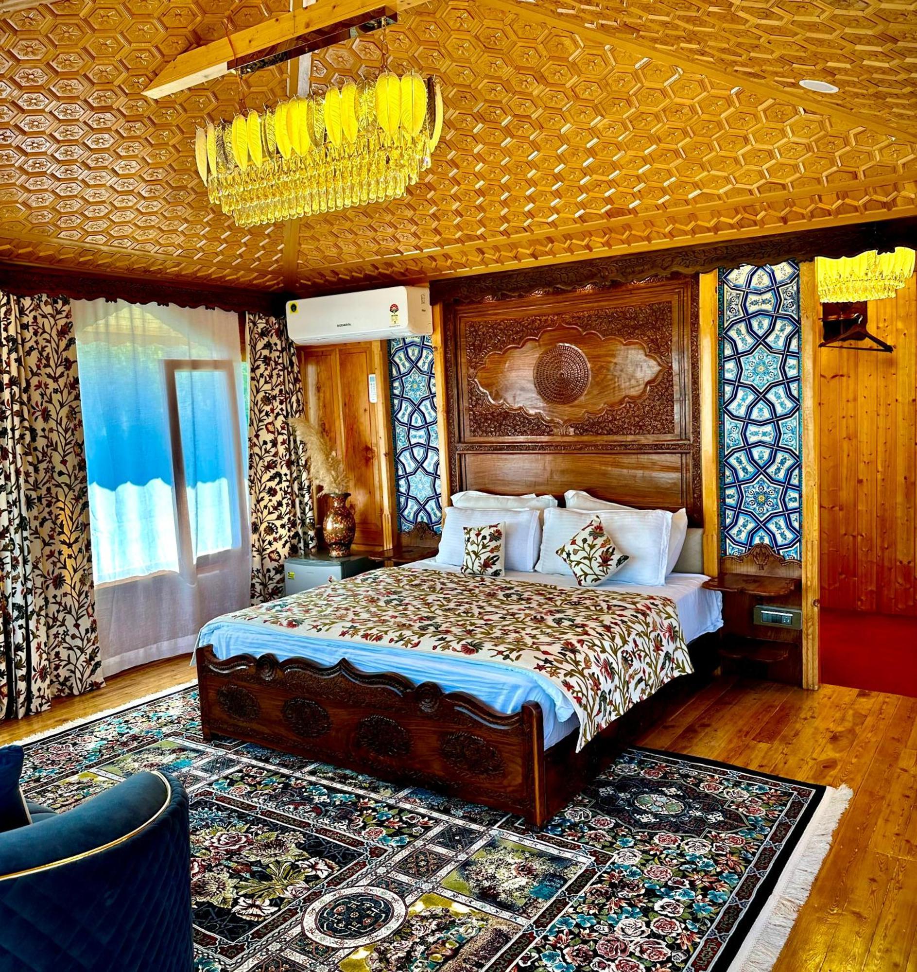 New Jacquline Heritage Houseboats Srinagar  Luaran gambar