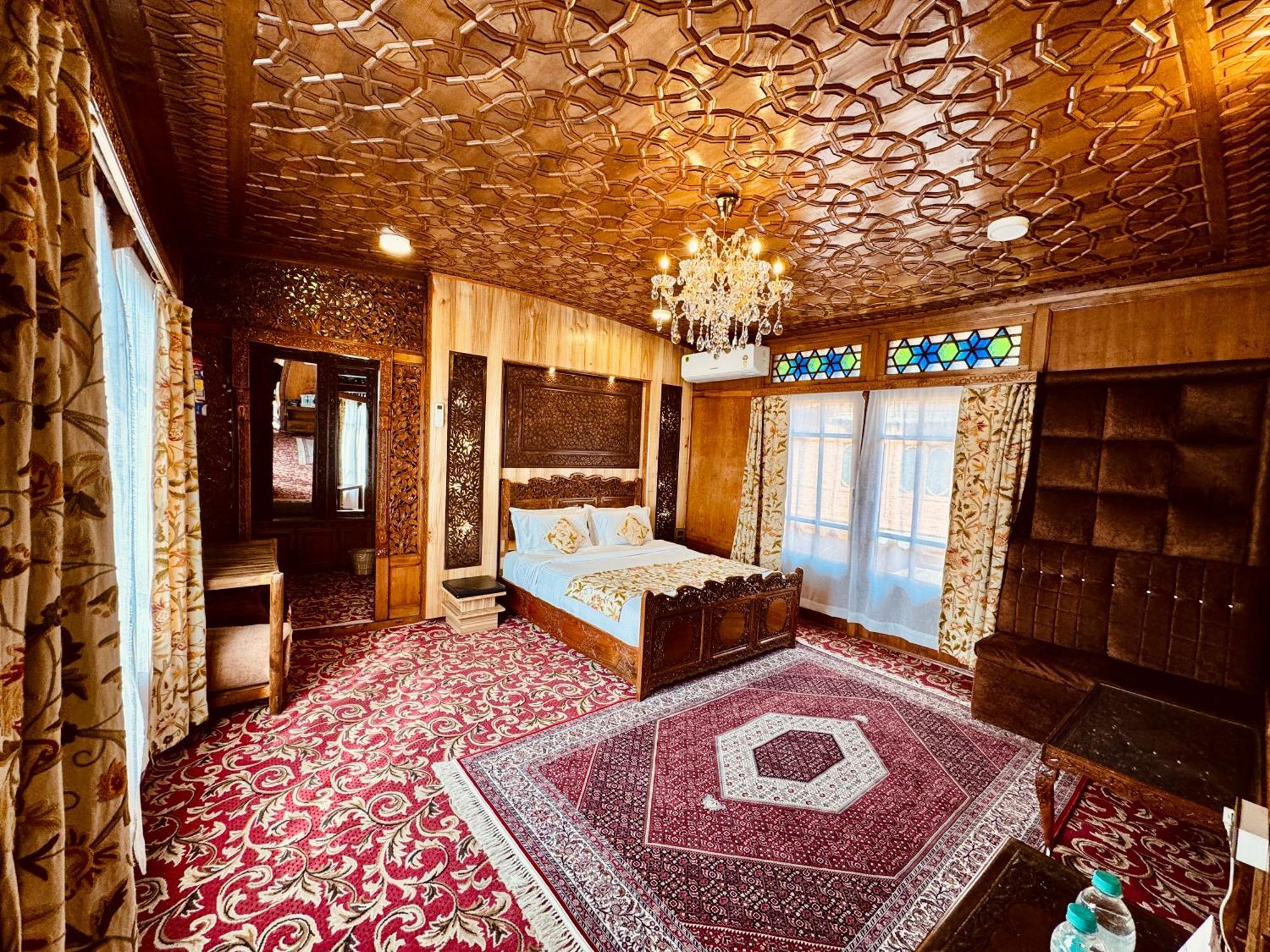 New Jacquline Heritage Houseboats Srinagar  Luaran gambar