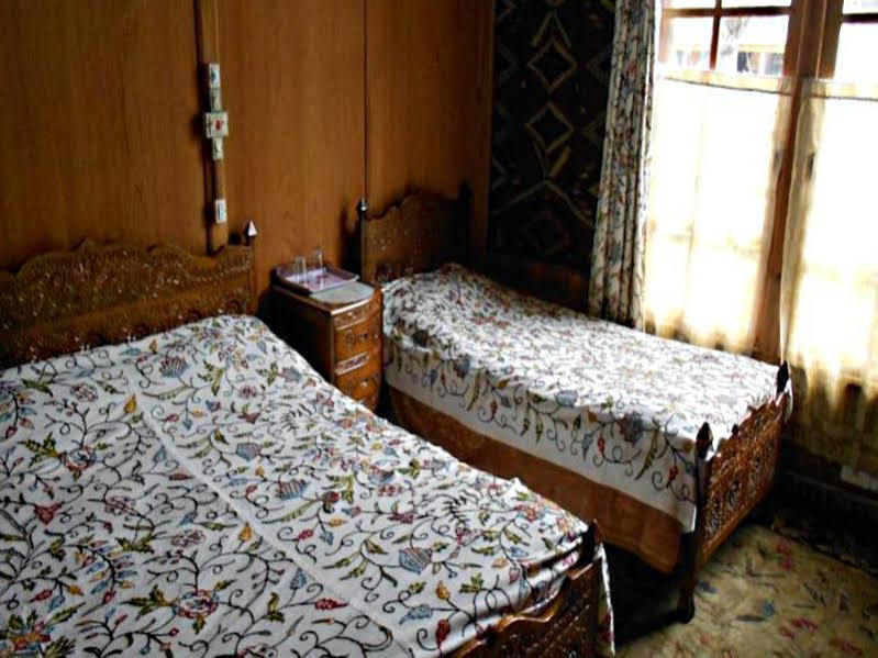 New Jacquline Heritage Houseboats Srinagar  Luaran gambar