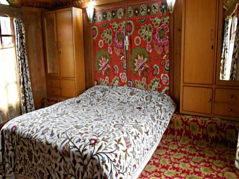 New Jacquline Heritage Houseboats Srinagar  Luaran gambar
