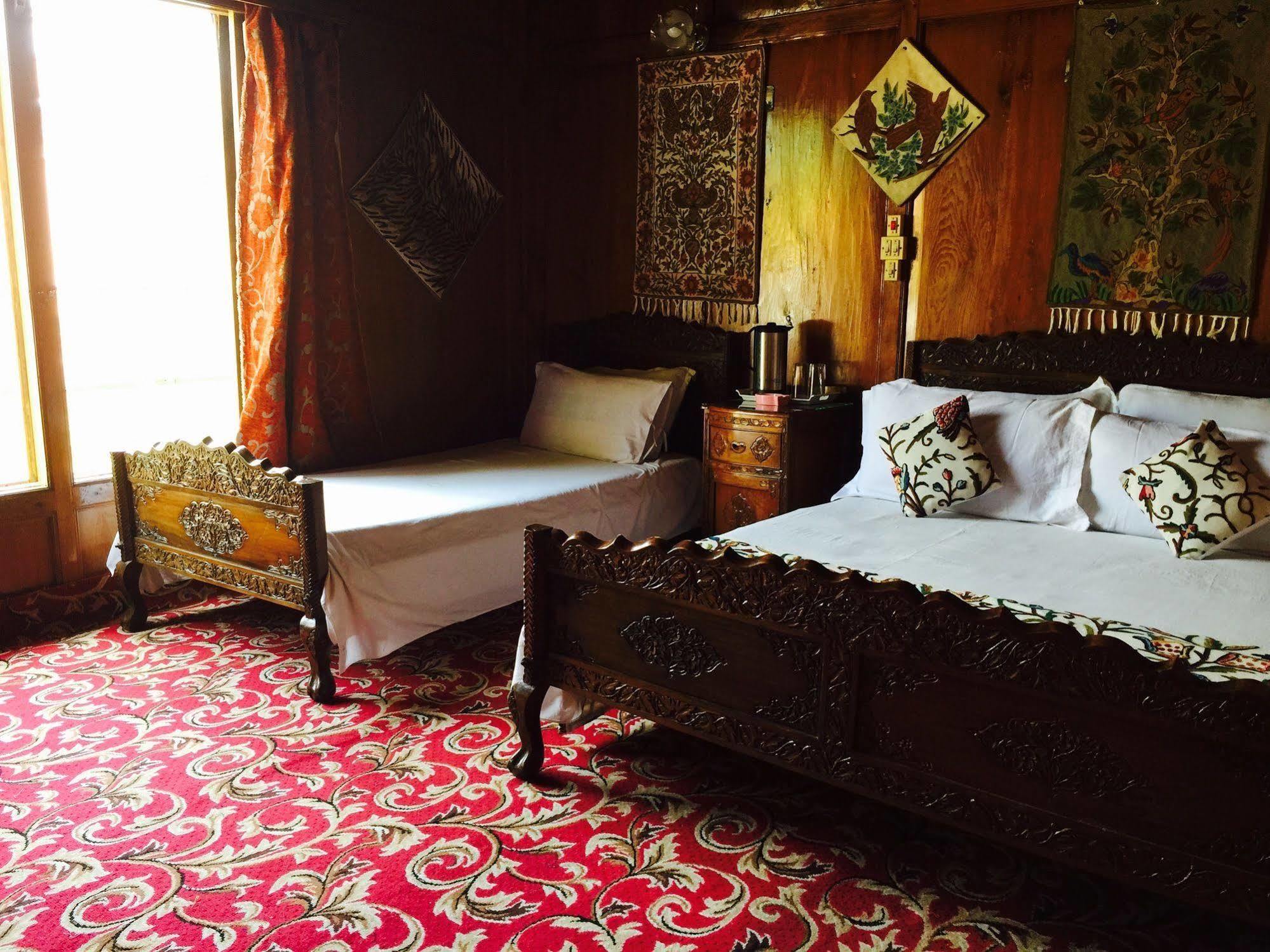 New Jacquline Heritage Houseboats Srinagar  Luaran gambar