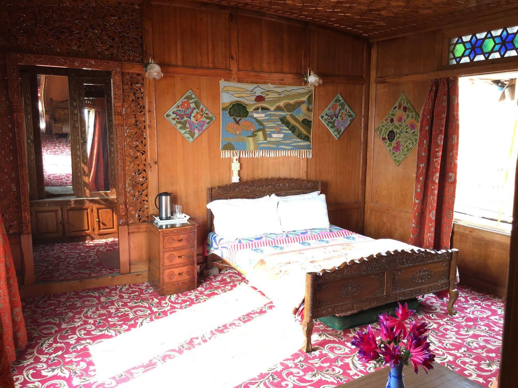 New Jacquline Heritage Houseboats Srinagar  Luaran gambar