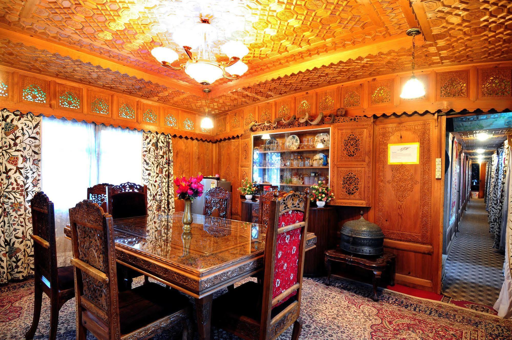 New Jacquline Heritage Houseboats Srinagar  Luaran gambar